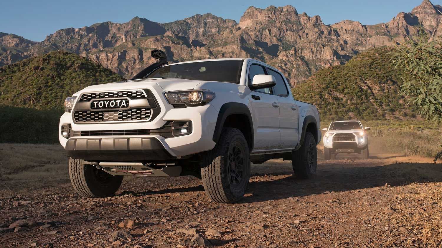 Toyota Tacoma off-road en desierto dramático