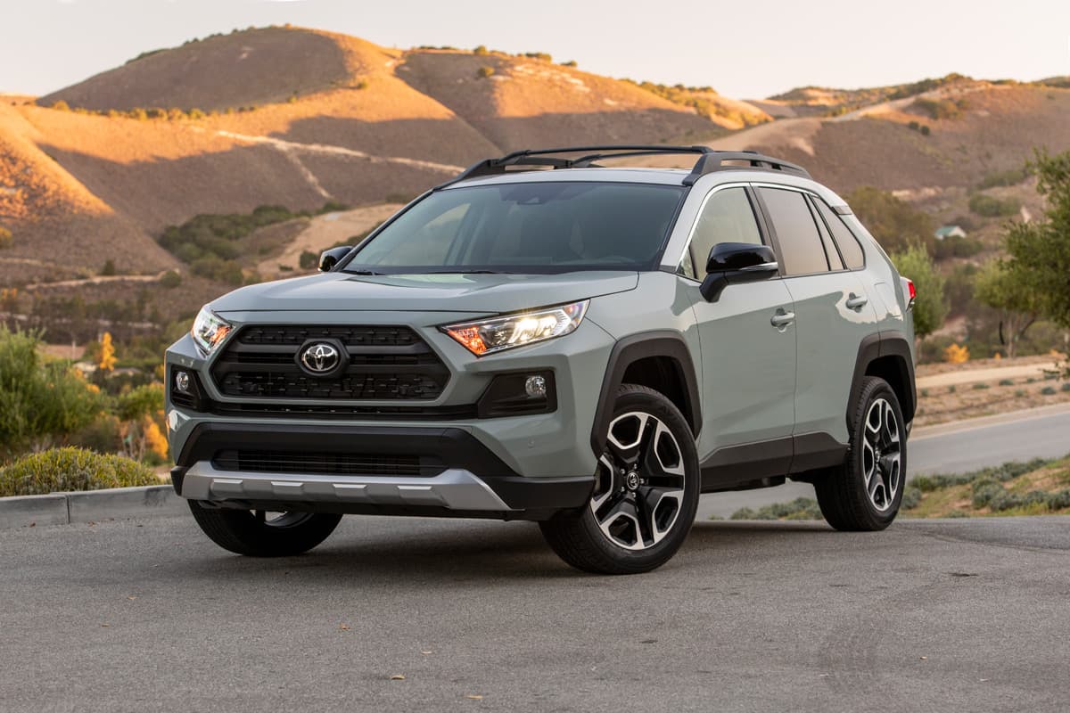 Toyota RAV4 en camino de montaña panorámico
