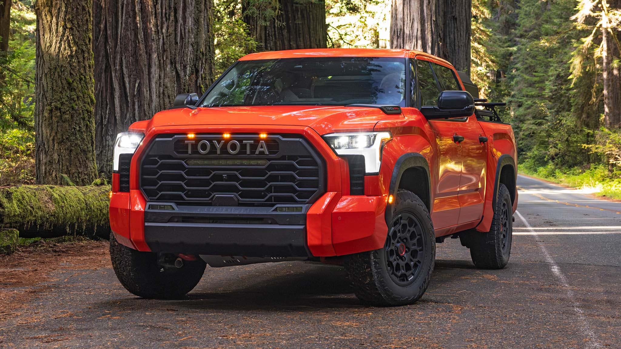 Toyota Tundra rojo en carretera escénica
